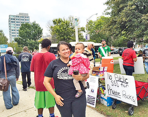 Protest in the Uptown neighborhood in Chicago to resist the growing anti-homeless ordinances and harassment. PHOTO/LESLIE WILLIS