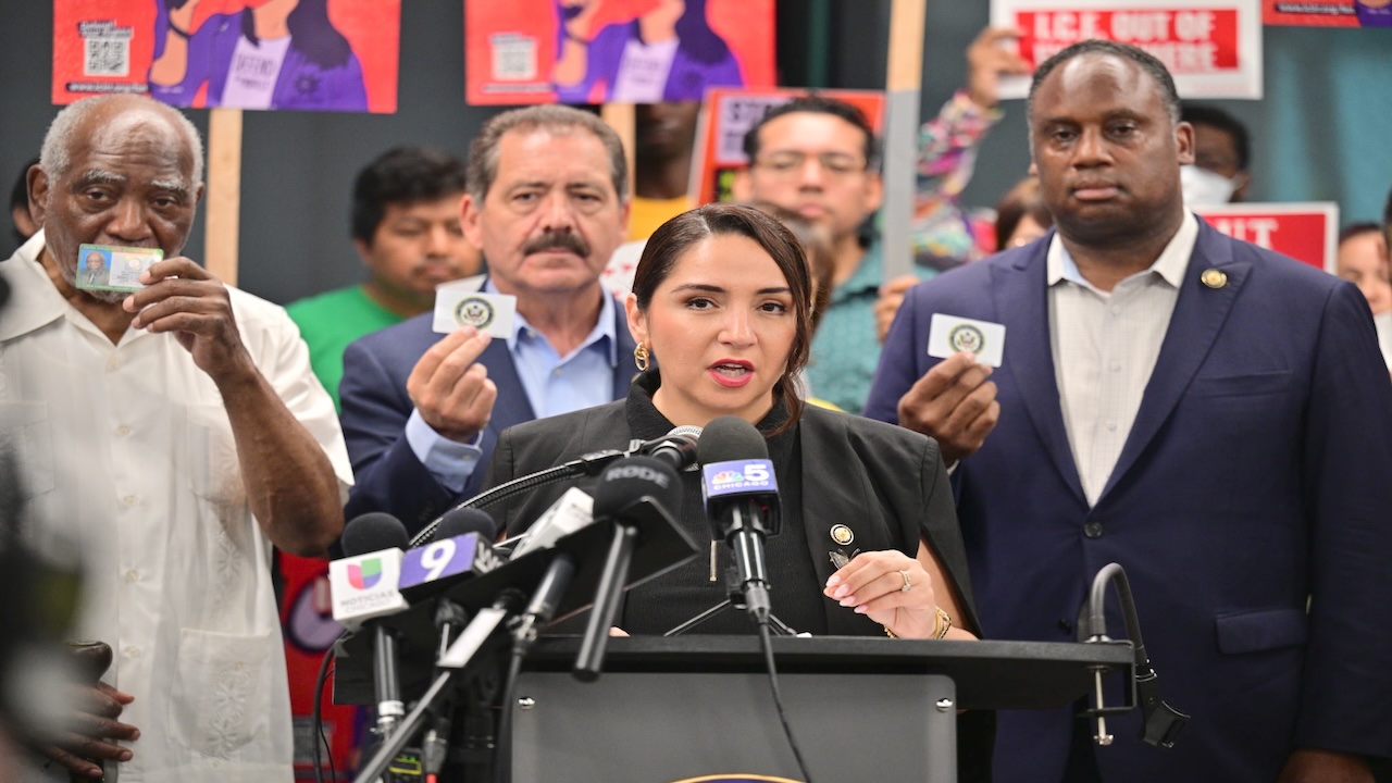 Chicago congress members try to visit detention center