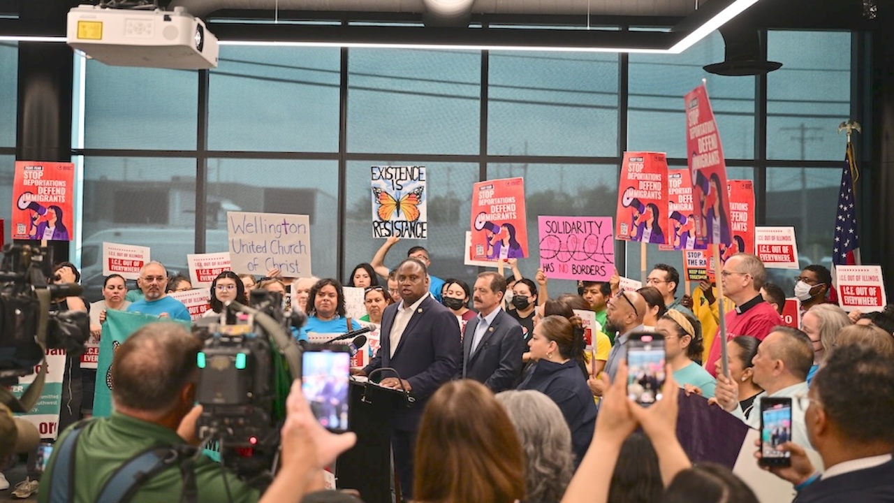 Chicago congress officials visit detention center