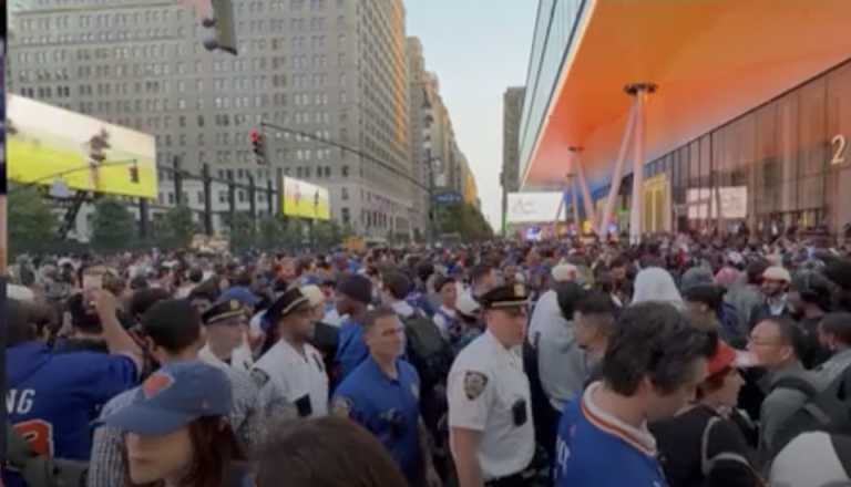 Why New Yorkers ‘Thunderously Booed’ Trump at Knicks-Spurs Game
